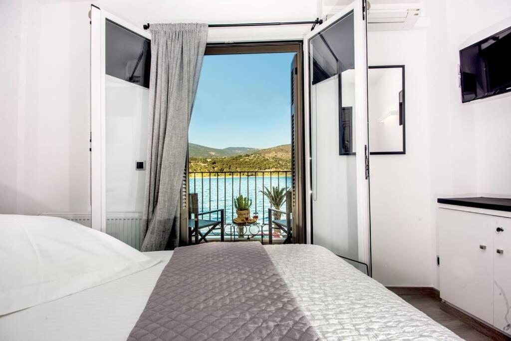 A & B Minimal Suite With Sea View In Argostoli Екстер'єр фото