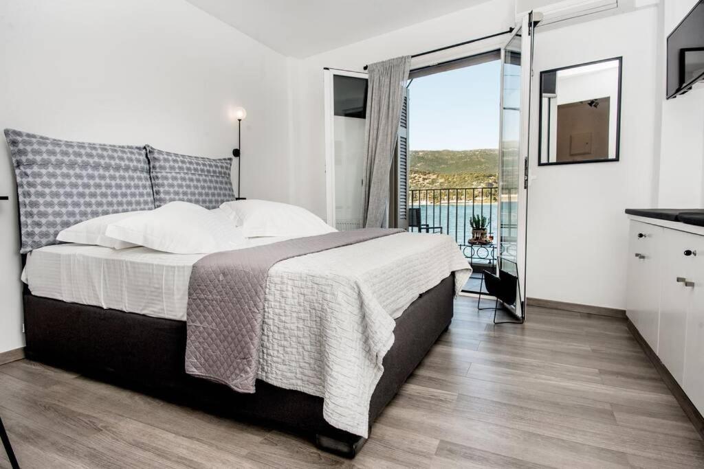 A & B Minimal Suite With Sea View In Argostoli Екстер'єр фото