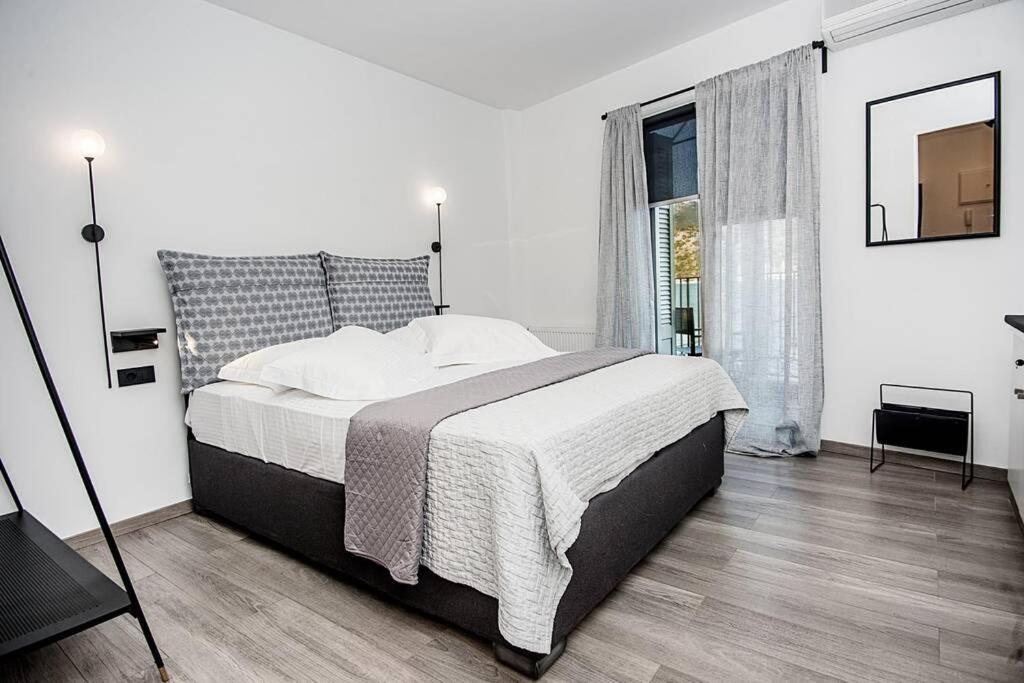 A & B Minimal Suite With Sea View In Argostoli Екстер'єр фото