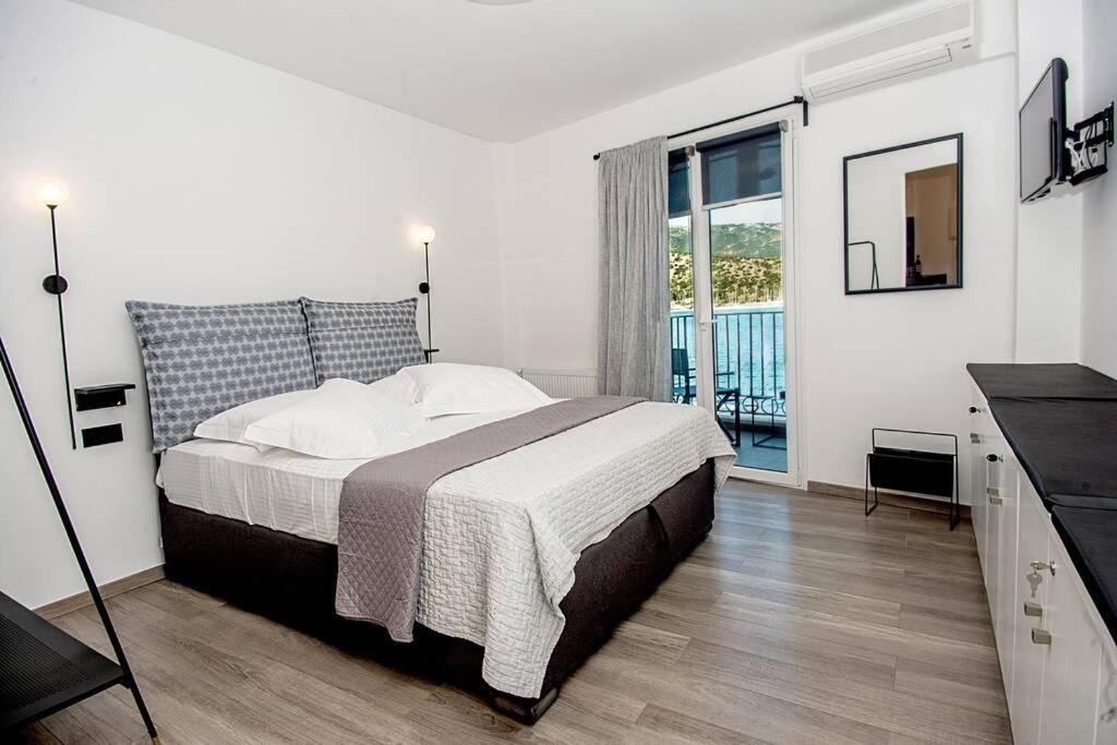 A & B Minimal Suite With Sea View In Argostoli Екстер'єр фото