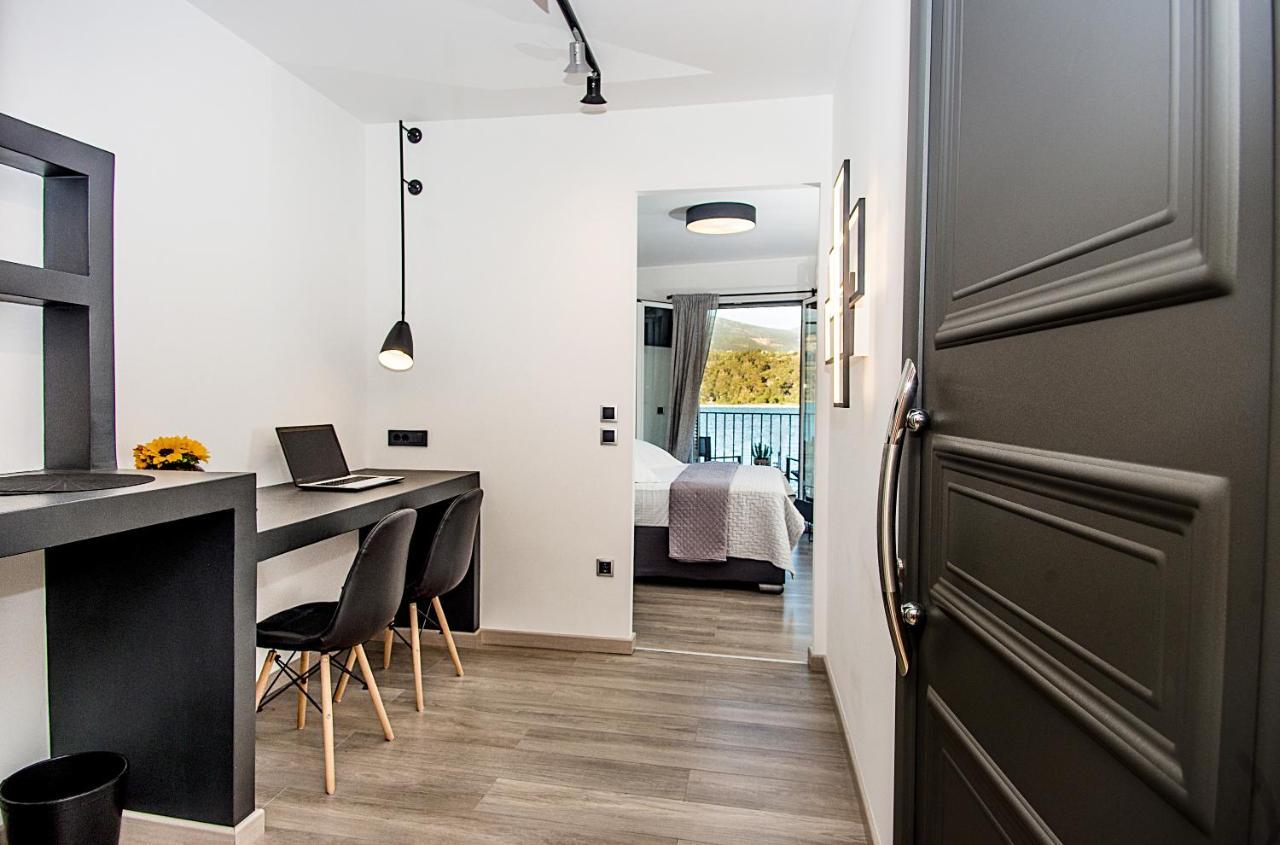 A & B Minimal Suite With Sea View In Argostoli Екстер'єр фото