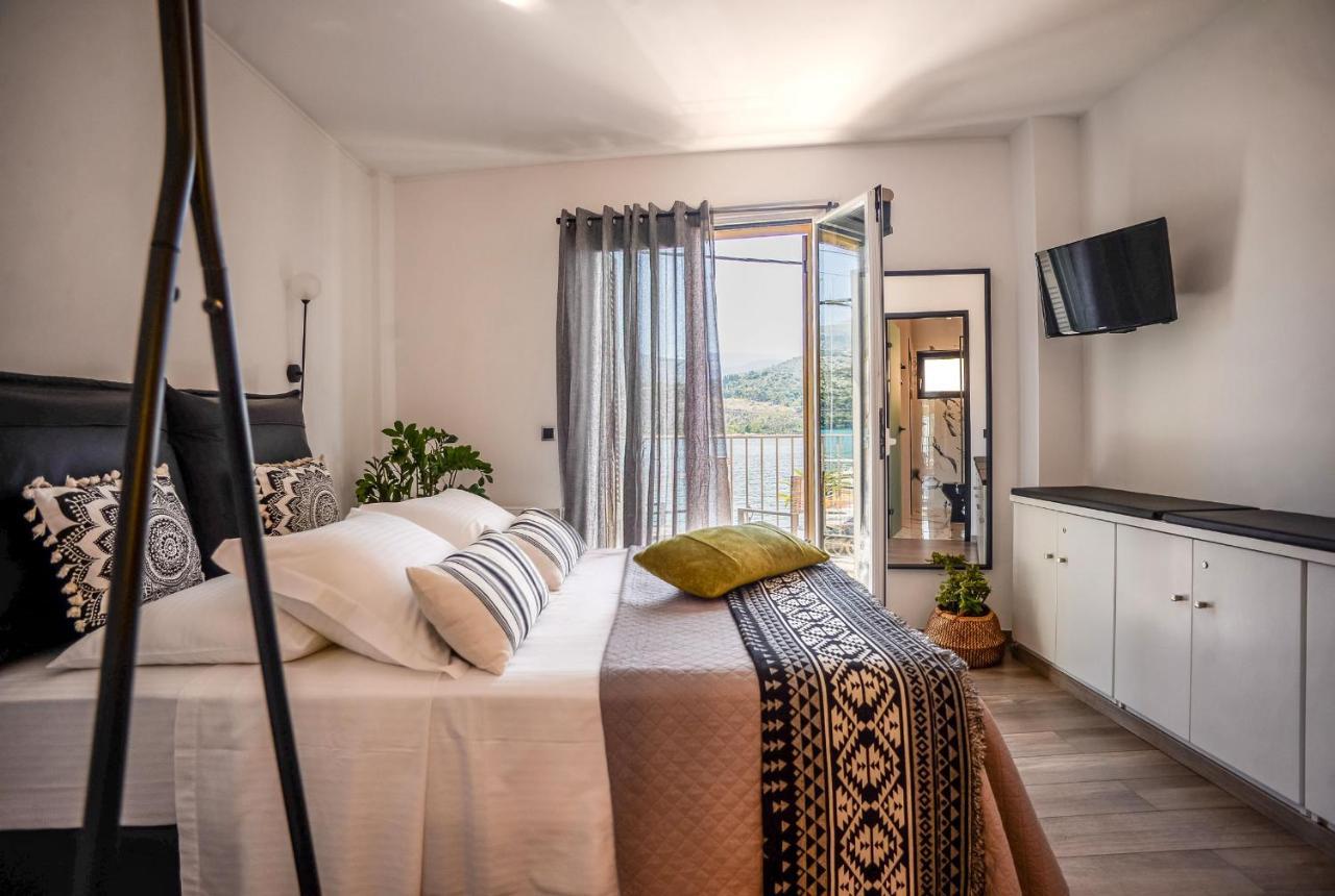 A & B Minimal Suite With Sea View In Argostoli Екстер'єр фото